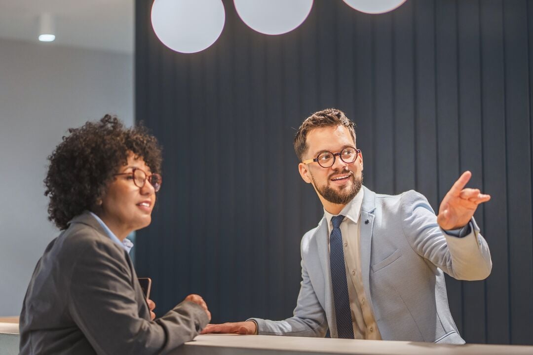 Web_Desktop-Multikulturowi biznesmeni spotykający się na przyjęciu w firmie