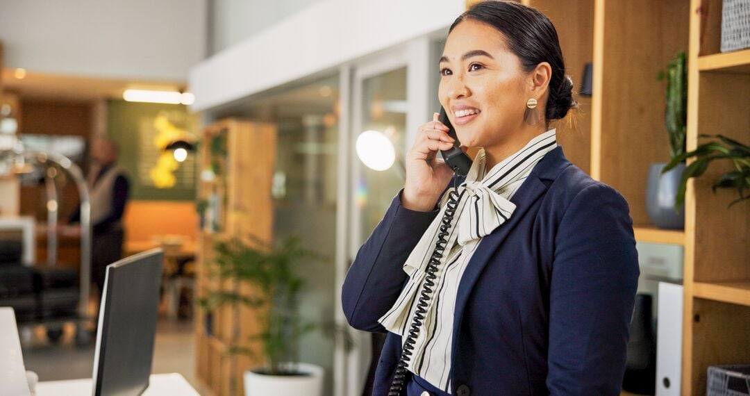 Web_Desktop-Kobieta, telefon i zadowolenie w hotelu, concierge i rozmowa z klientem w celu uzyskania informacji o rezerwacji. Osoba, help desk i recepcjonista z tel