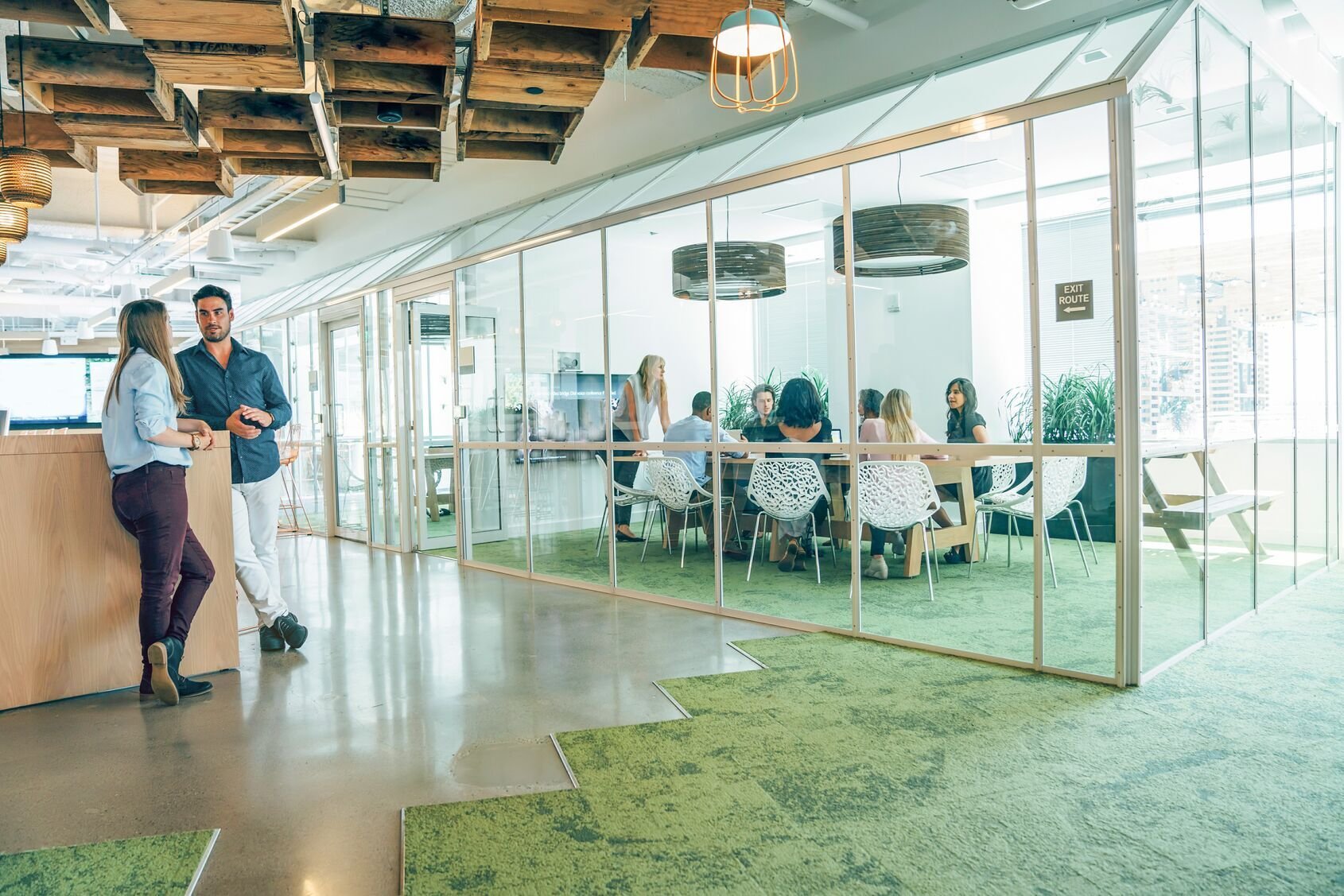 Web_Wide-Grupa ludzi na spotkaniu biznesowym w nowoczesnej przestrzeni biurowej