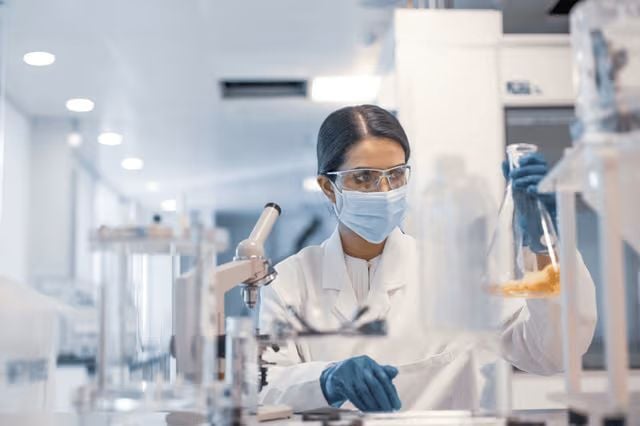 webimage-Kobieta-naukowiec-pracująca-w-laboratorium-naukowym