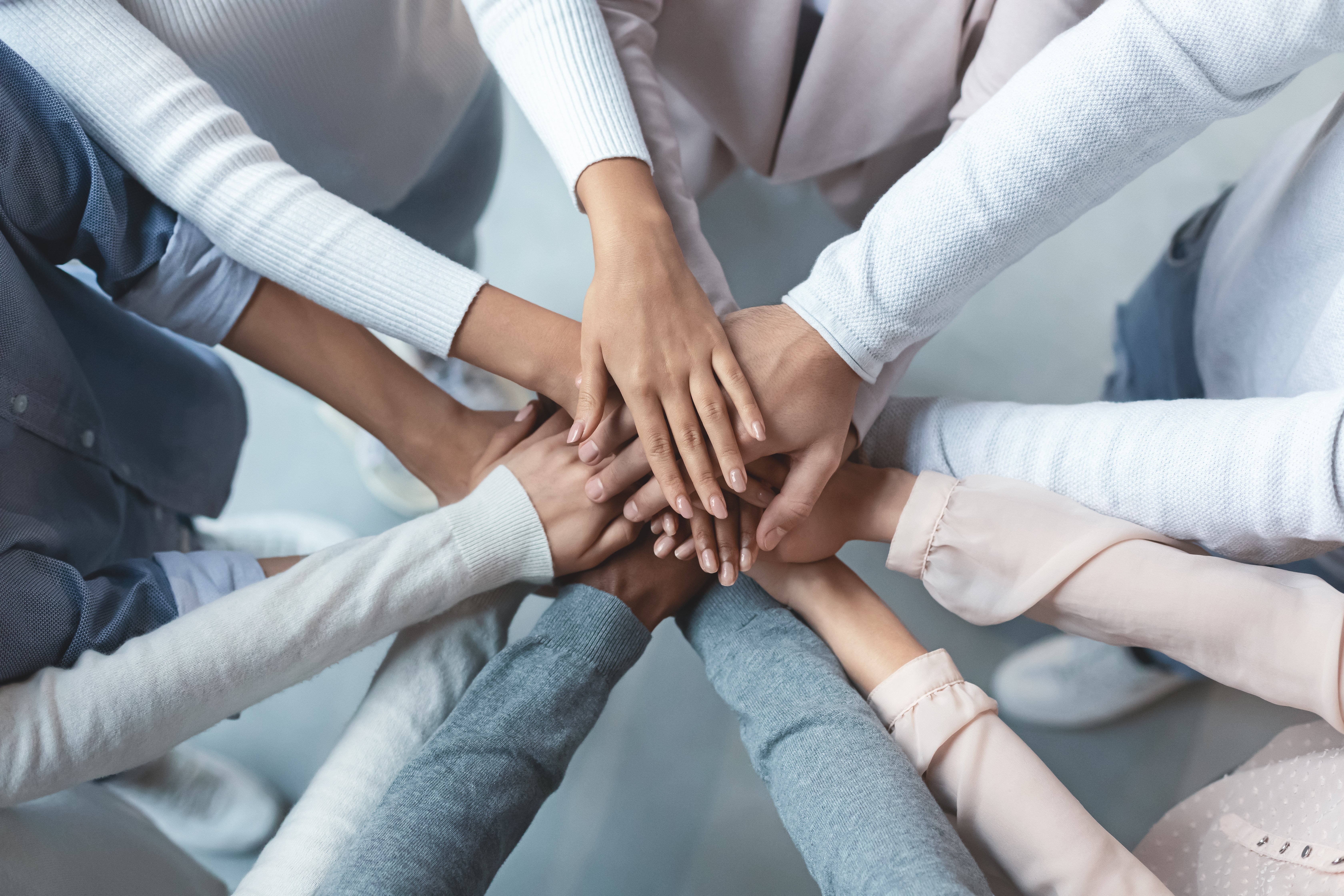 GL_CES_DE_Hands-together
